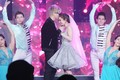 Bùi Anh Tuấn ôm hôn Hương Tràm trước 1.000 khán giả